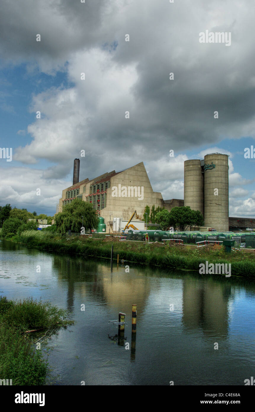 La fabbrica di birra Carlsberg si affaccia sul fiume Nene, Northampton, Regno Unito Foto Stock