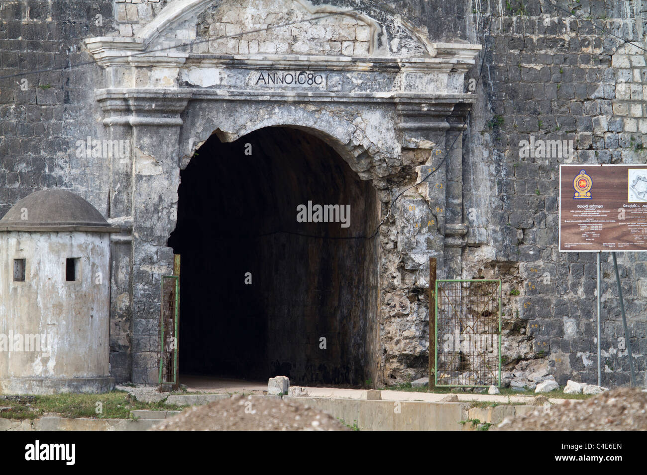 Gate abbandonati del distrutto Jaffna Fort. Foto Stock