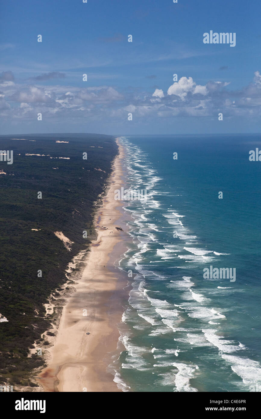 Una veduta aerea di Fraser Island, famoso in tutto il mondo 75 Mile beach, Queensland Australia Foto Stock
