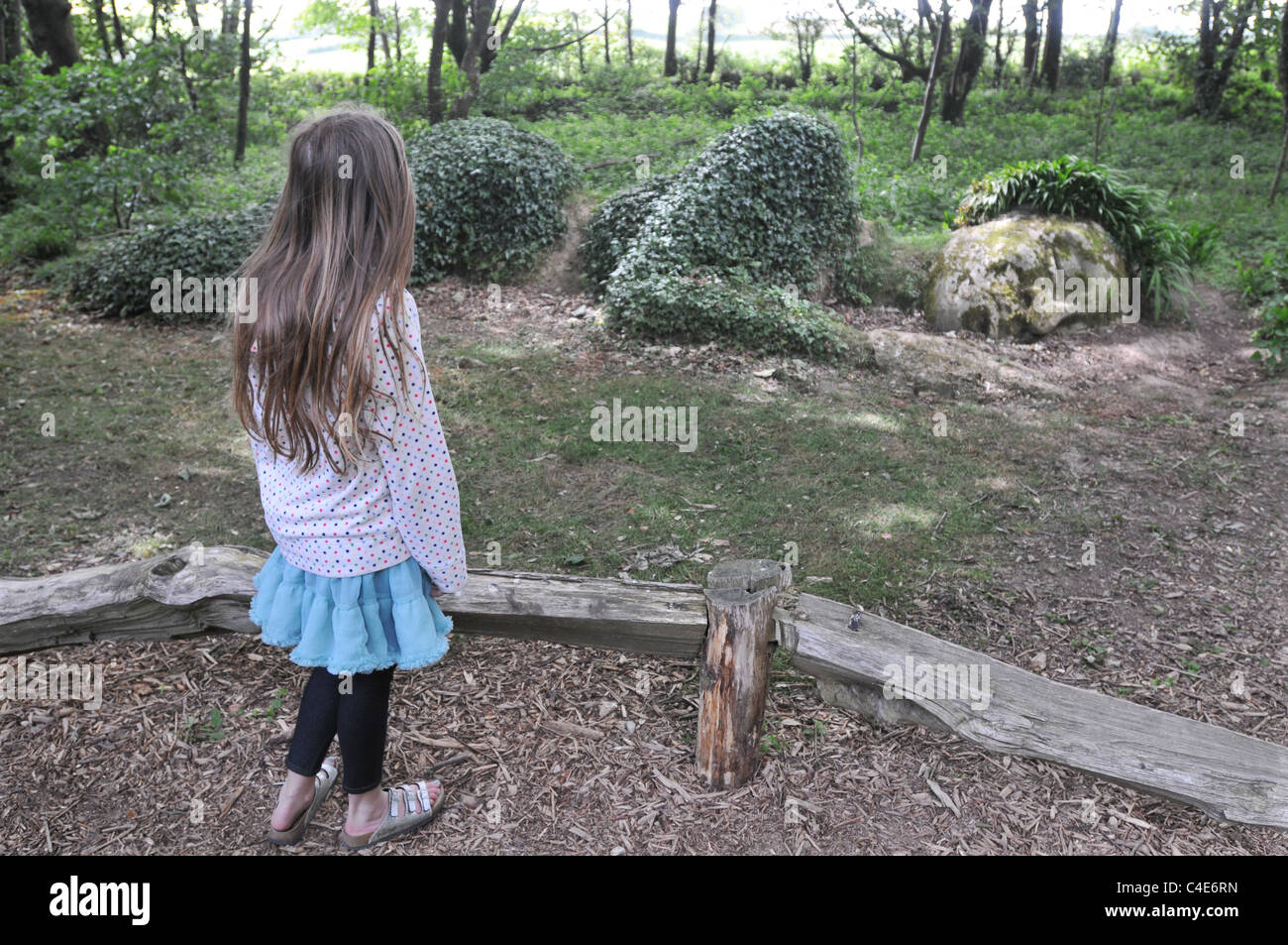 Una bambina guarda al fango cameriera nel Lost Gardens of Heligan, Cornwall Foto Stock