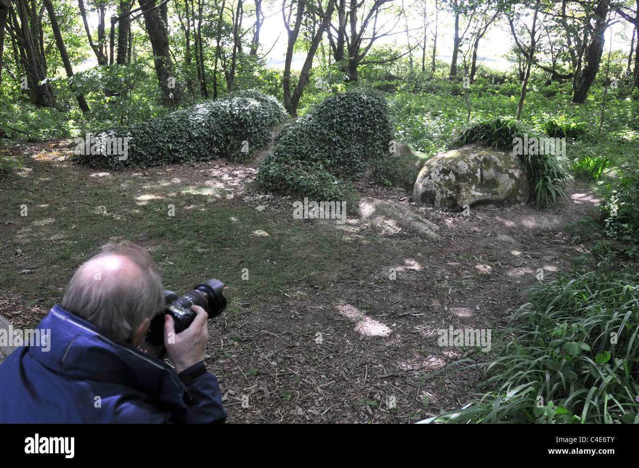 Un turista fotografie la cameriera di fango in Lost Gardens of Heligan Foto Stock