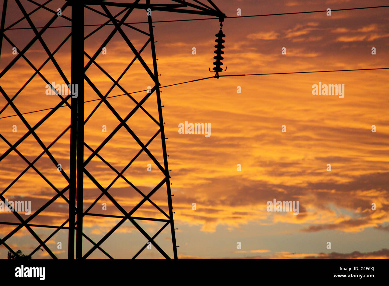 Giallo dorato cielo nuvoloso dopo la pioggia Foto Stock