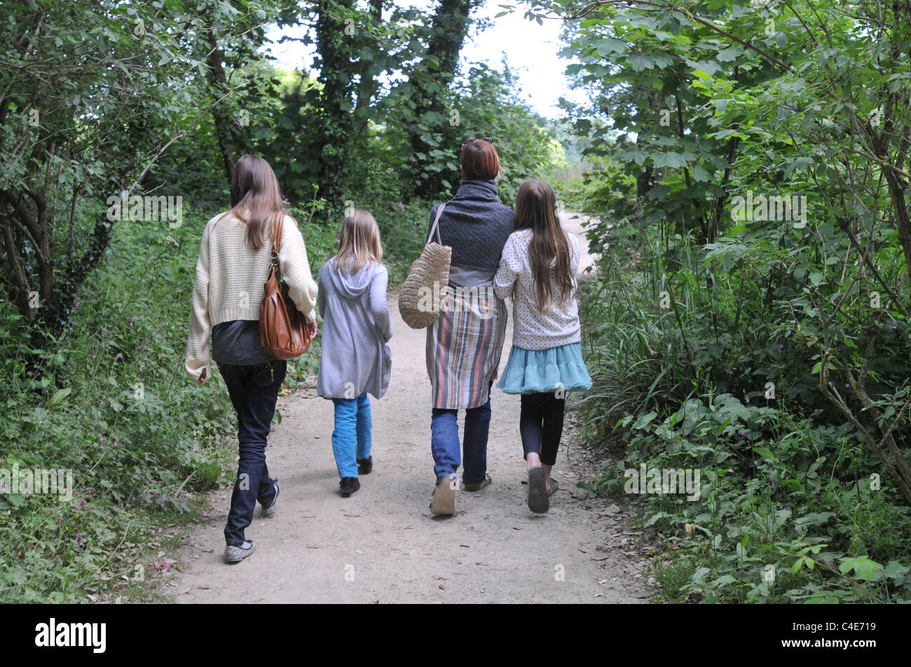 Una madre e il suo 3 figlie in una passeggiata in Lost Gardens of Heligan Foto Stock