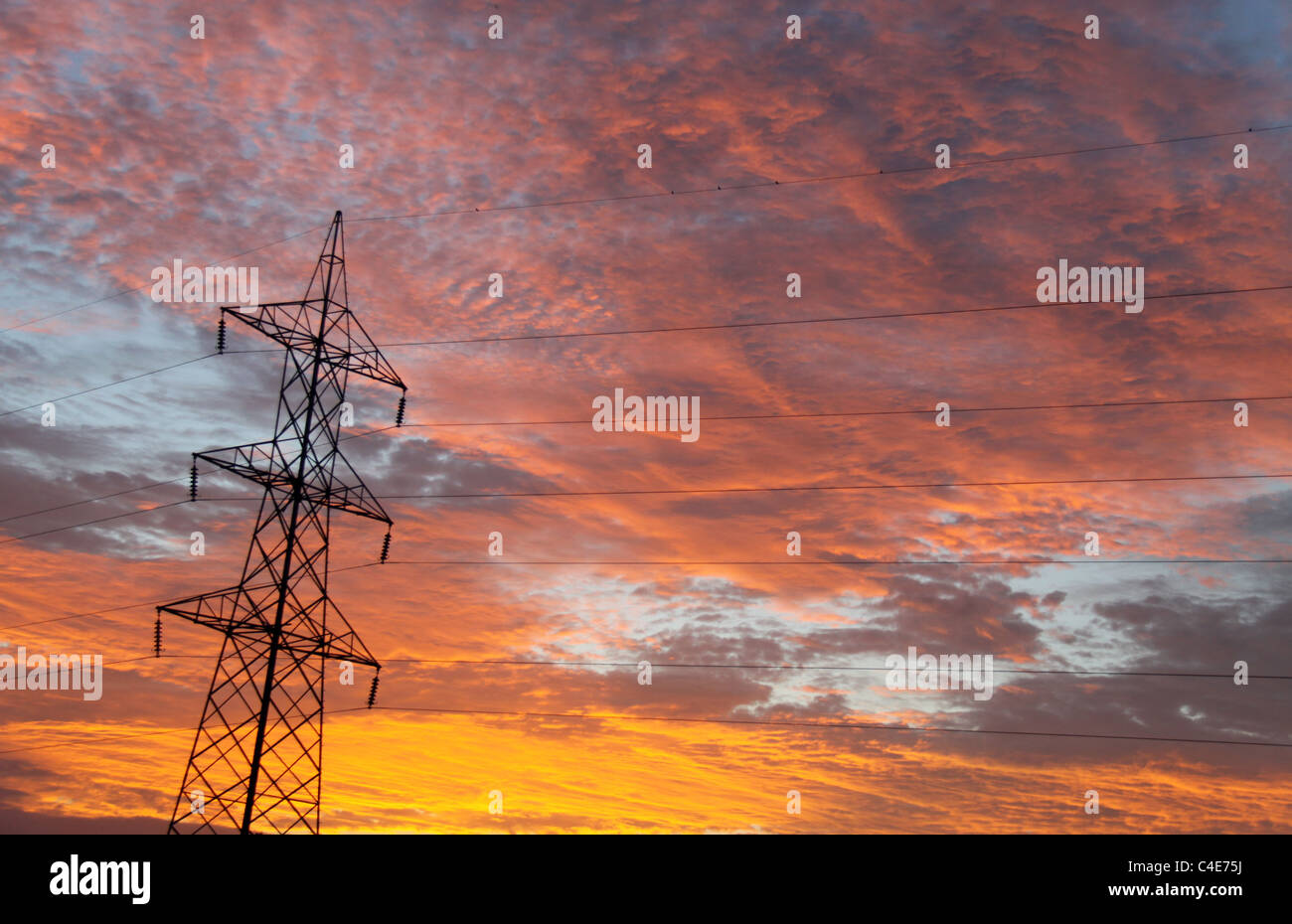 Giallo dorato cielo nuvoloso dopo la pioggia Foto Stock