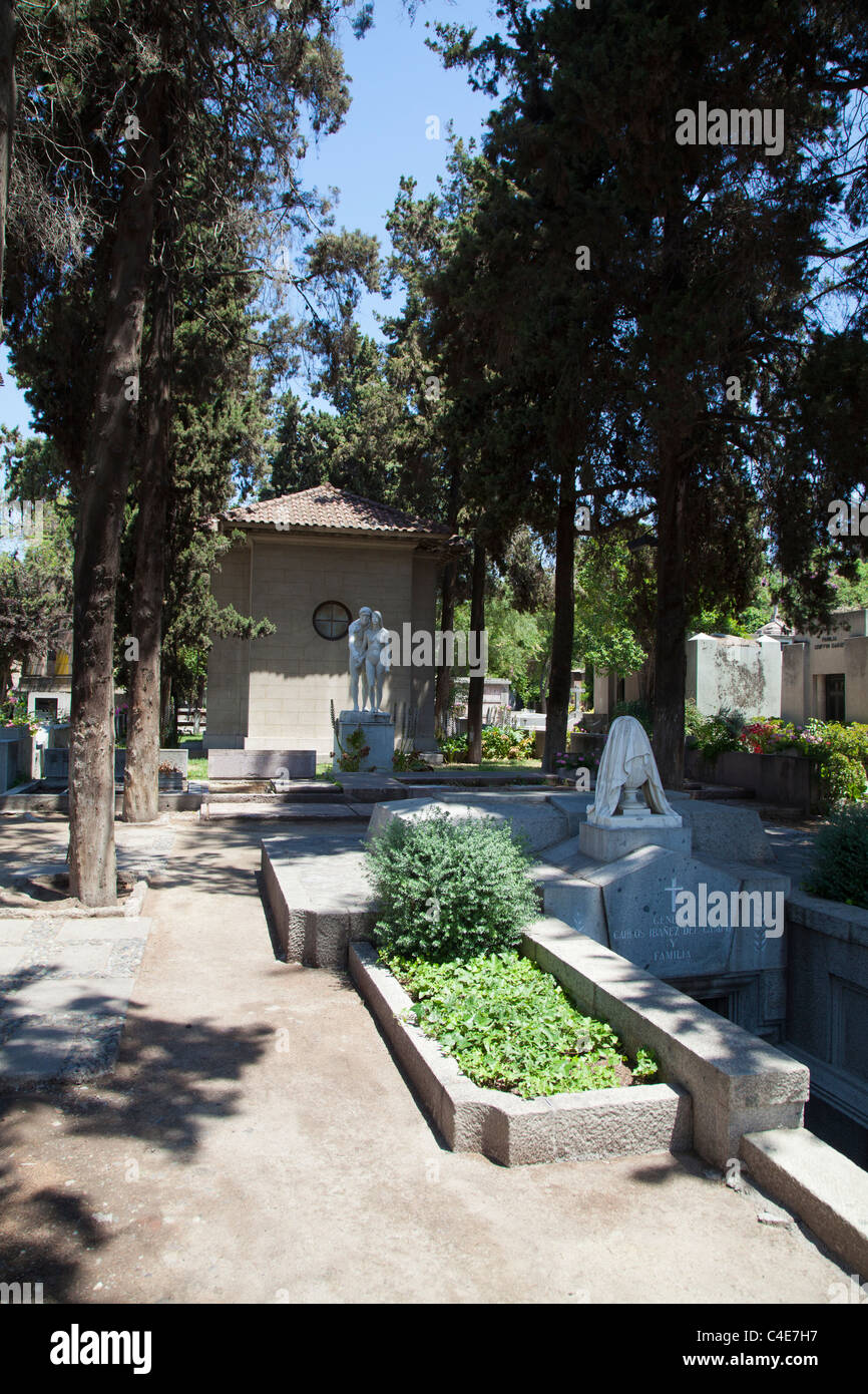Tombe ombreggiate a Santiago generale del Cimitero di Recoleta. Foto Stock