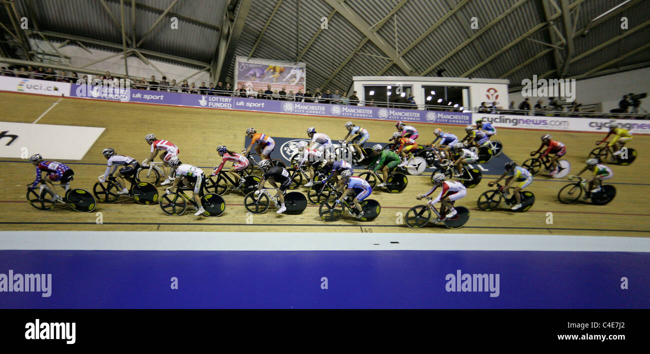 Donna omnium Gara a punti elizabeth armitstead UCI ciclismo su pista World Cup concorrenza Manchester Velodrome 19/3/11 Foto Stock