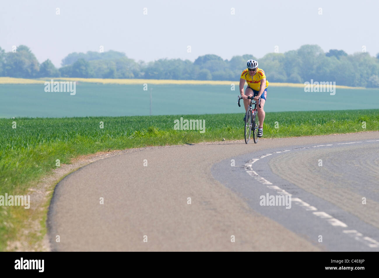 Ciclista con ingranaggio in bicicletta la formazione su strada di campagna in Francia Foto Stock