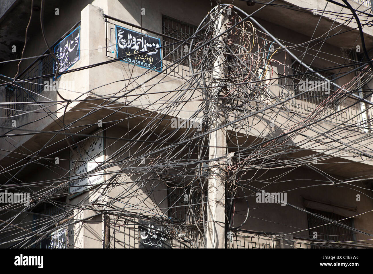Conduttori di elettricità a Lahore, in Pakistan Foto Stock