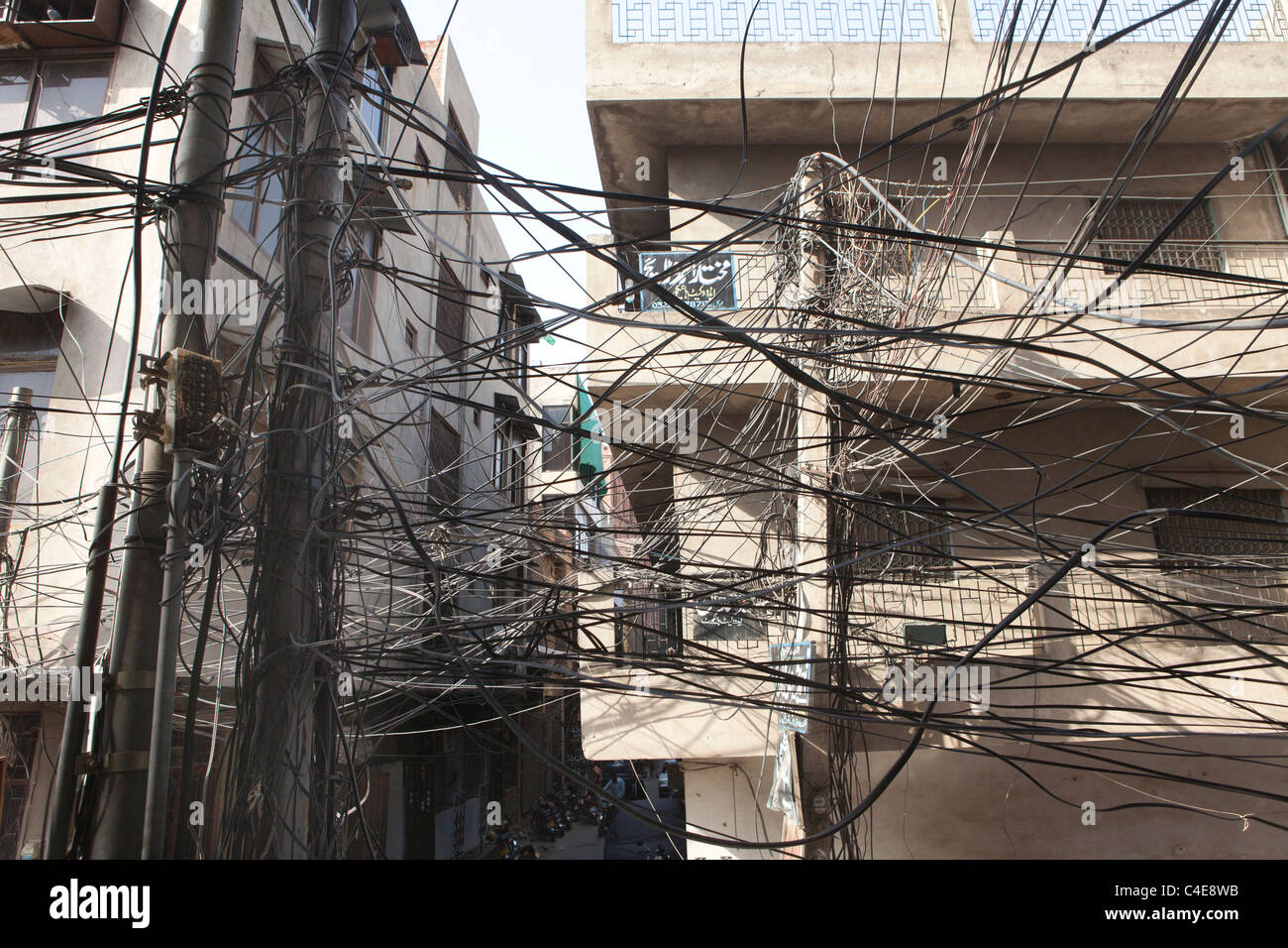 Conduttori di elettricità a Lahore, in Pakistan Foto Stock