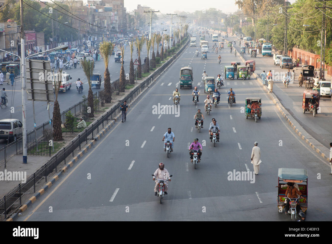 Il traffico a Lahore, in Pakistan Foto Stock