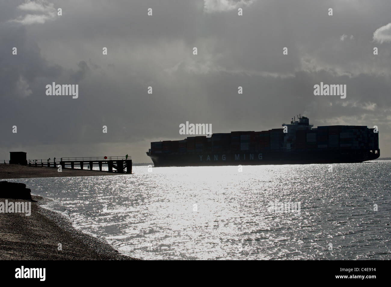 Yang Ming contenitore nave che lascia il porto di Felixstowe, Suffolk, Regno Unito. Foto Stock