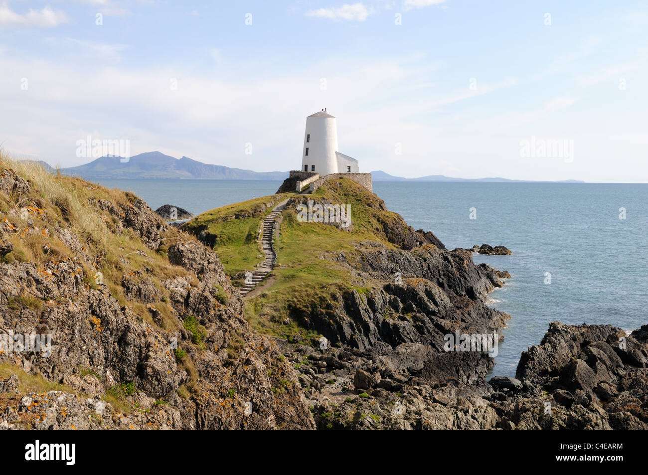 Ty Mawr Lighthouse Llanddwyn guardando oltre il Menai comincia Newborough Amglesey Sir Fon Gwynedd in Galles Cymru Regno unito Gb Foto Stock