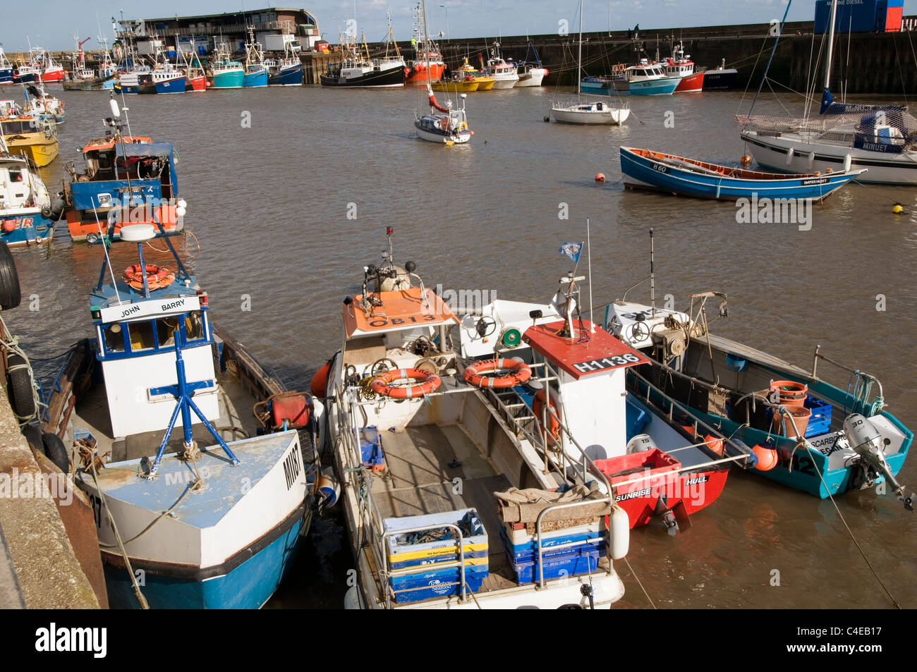Barche da pesca nel porto di Bridlington Harbor East Yorkshire Regno Unito barca le navi per la pesca a strascico quota UE tariffari della flotta dell'Unione europea politica comune della pesca Foto Stock