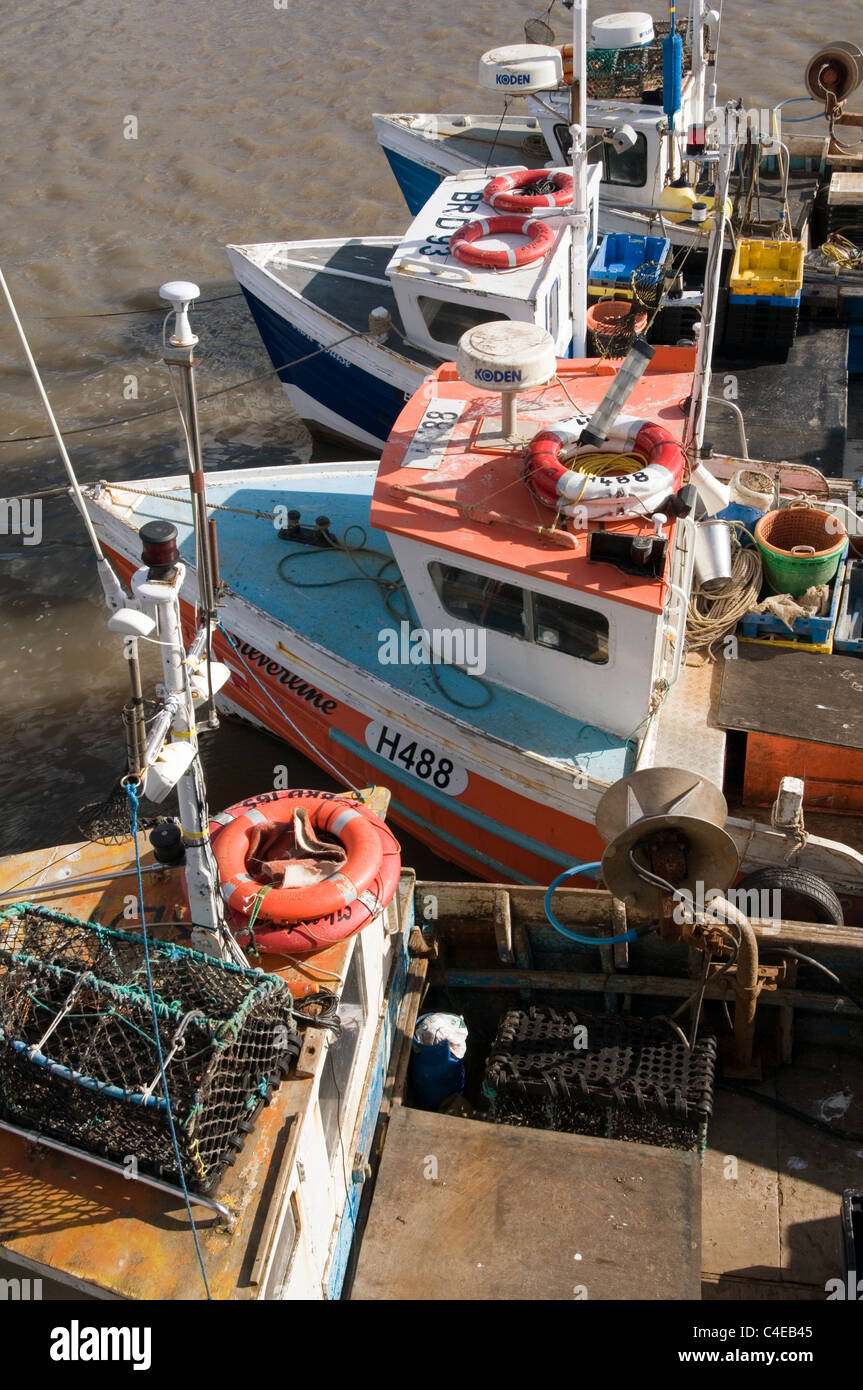 Barche da pesca nel porto di Bridlington Harbor East Yorkshire Regno Unito barca le navi per la pesca a strascico quota UE tariffari della flotta dell'Unione europea politica comune della pesca Foto Stock