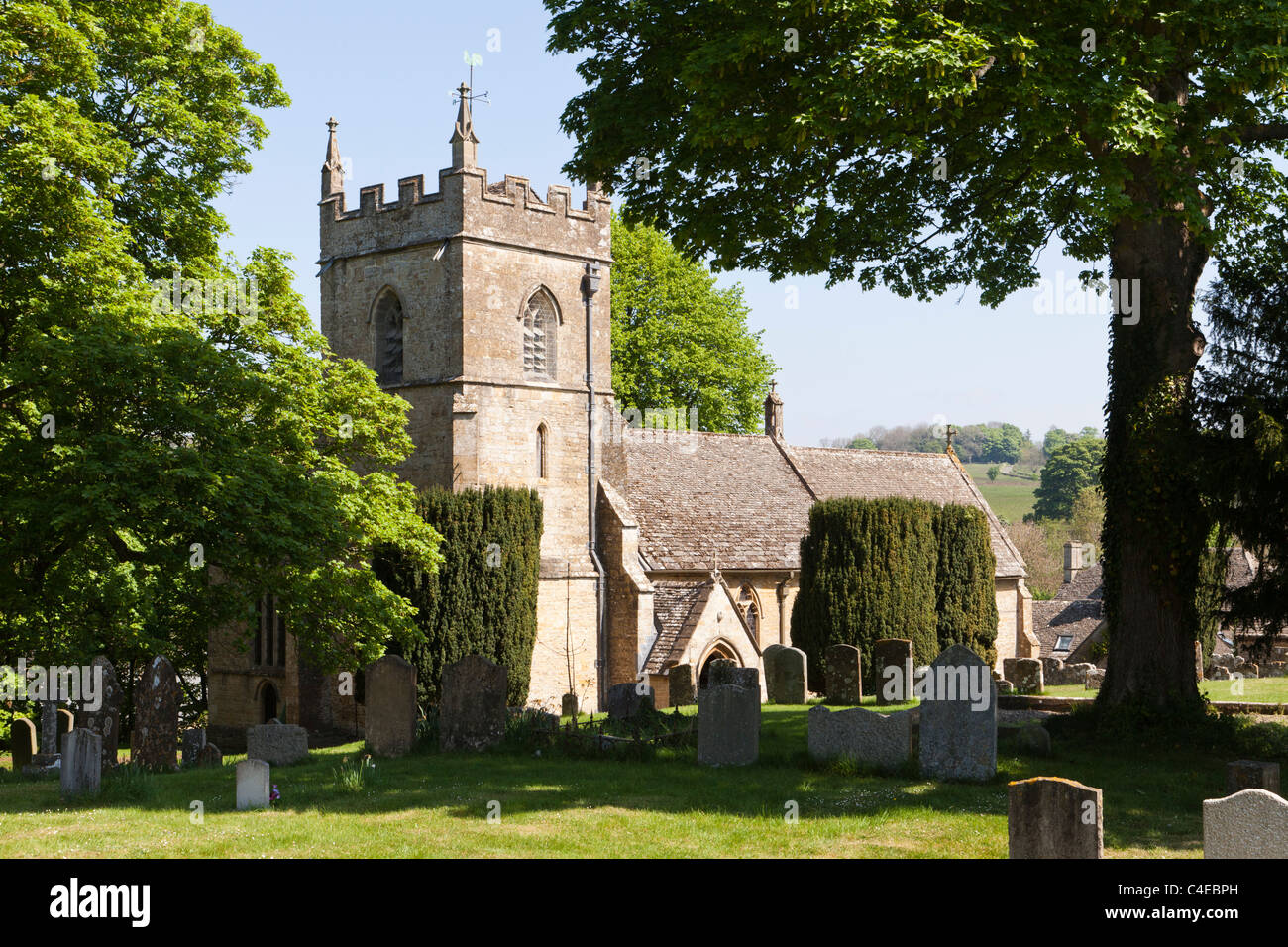 La chiesa di San Pietro nel villaggio Costwold di Upper Slaughter, Gloucestershire, England Regno Unito Foto Stock