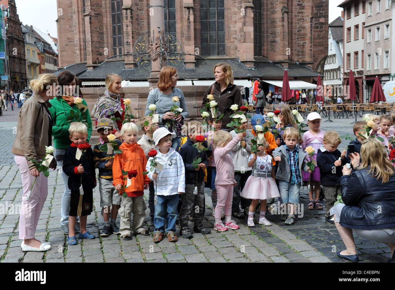 Bambini della Scuola materna in attesa di presentare le rose a wedding Heidelberg Germania Baden-Württemberg Deutschland Foto Stock