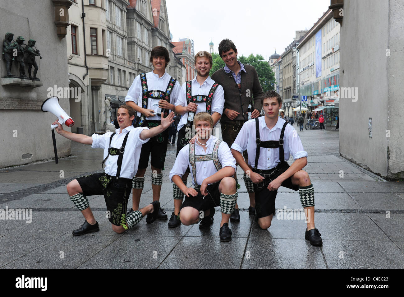 Giovani uomini bavaresi festeggiano il giorno dei padri Monaco Baviera Germania Munchen Deutschland Vatertag Foto Stock