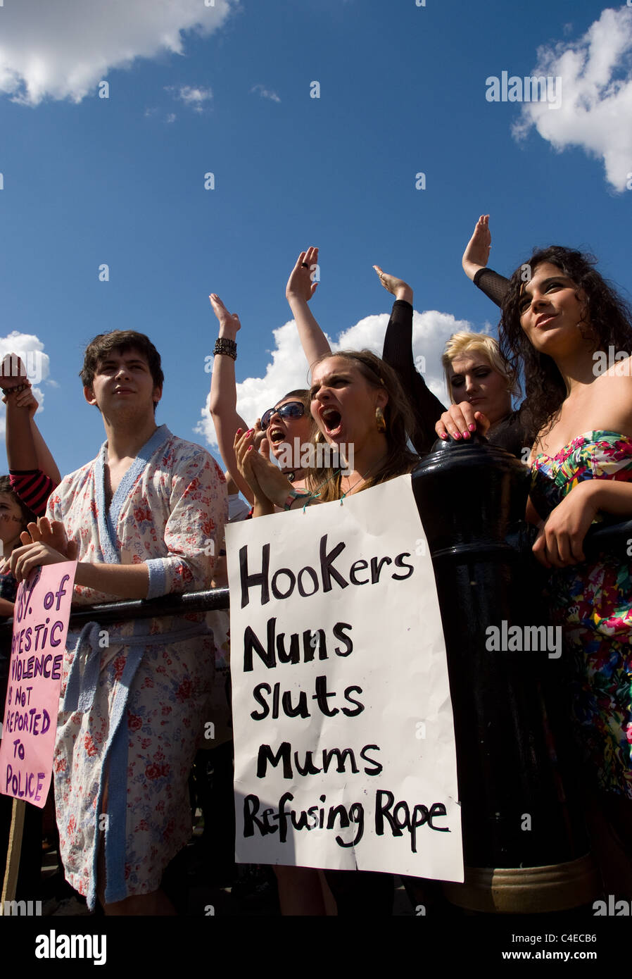 Un gruppo di giovani donne ,mostrano il loro supporto per altoparlanti slutwalk in Trafalgar Square Foto Stock