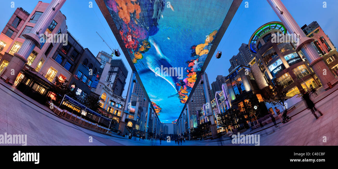 Il luogo, un centro commerciale per lo shopping nel distretto centrale degli affari di Pechino (CBD), con il più grande del mondo di overhead schermo video Foto Stock