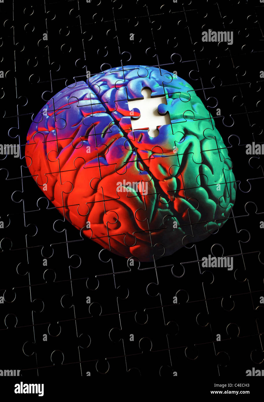 Foto di un puzzle di un essere umano (modello) cerebrale con un puzzle pezzo mancante. Foto Stock