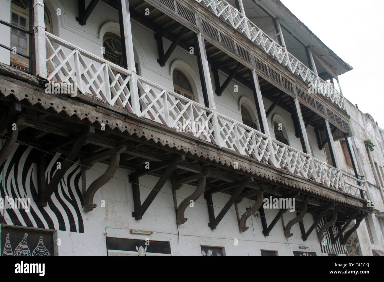 Costruzione in legno - in Swahili architettura costiera-style - nell'area della città vecchia di Mombasa, in Kenya, Africa orientale Foto Stock