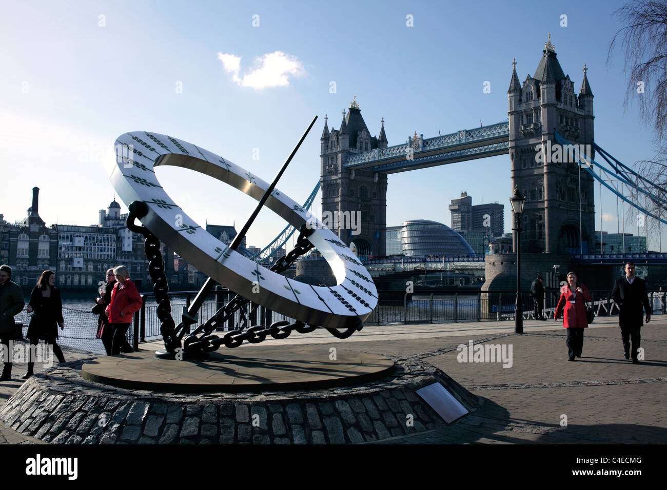 Un moderno orologio solare equinoziale, St Katherine's Dock, Londra. Progettato da Wendy Taylor. Background: Tower Bridge! Foto Stock