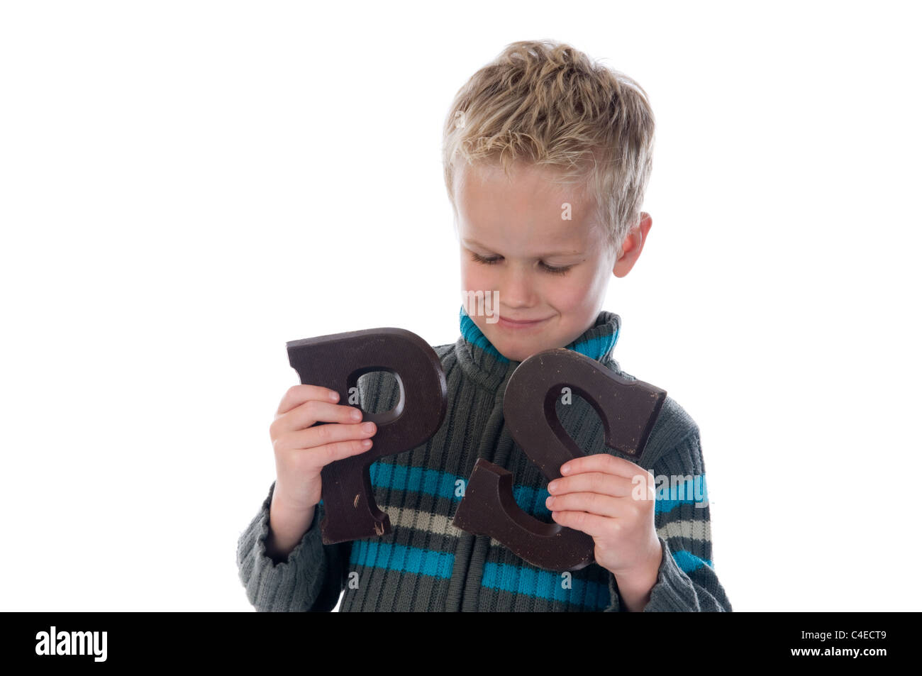 Little Boy non può scegliere quale cioccolato lettera a mangiare prima... Foto Stock