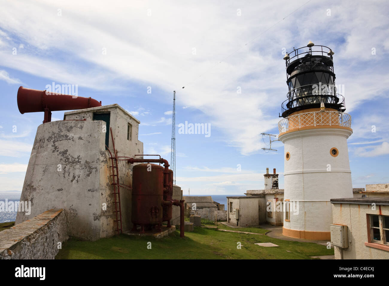 Faro storico e sirena antinebbia costruito da Robert Stevenson 1821. Sumburgh Head, Isole Shetland Scozia, Regno Unito, Gran Bretagna Foto Stock