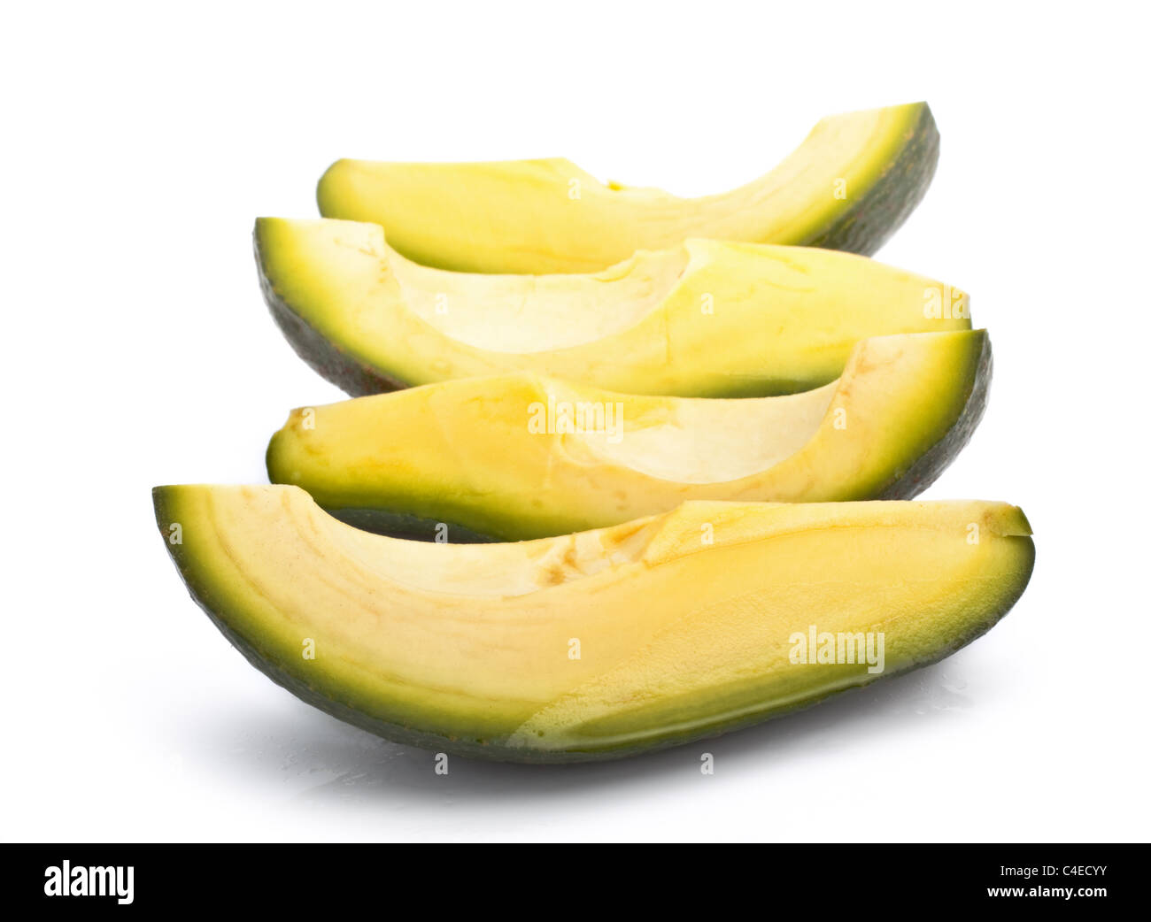 Tre fette di avocado isolati su sfondo bianco Foto Stock