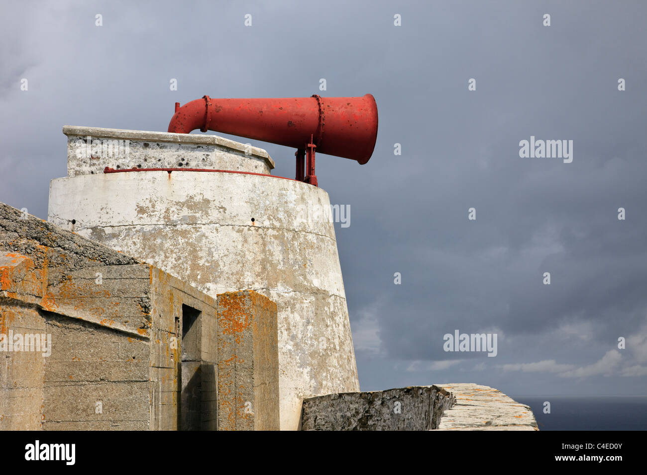 Sumburgh Head, Isole Shetland Scozia, Regno Unito, Europa. Faro sirena antinebbia Foto Stock