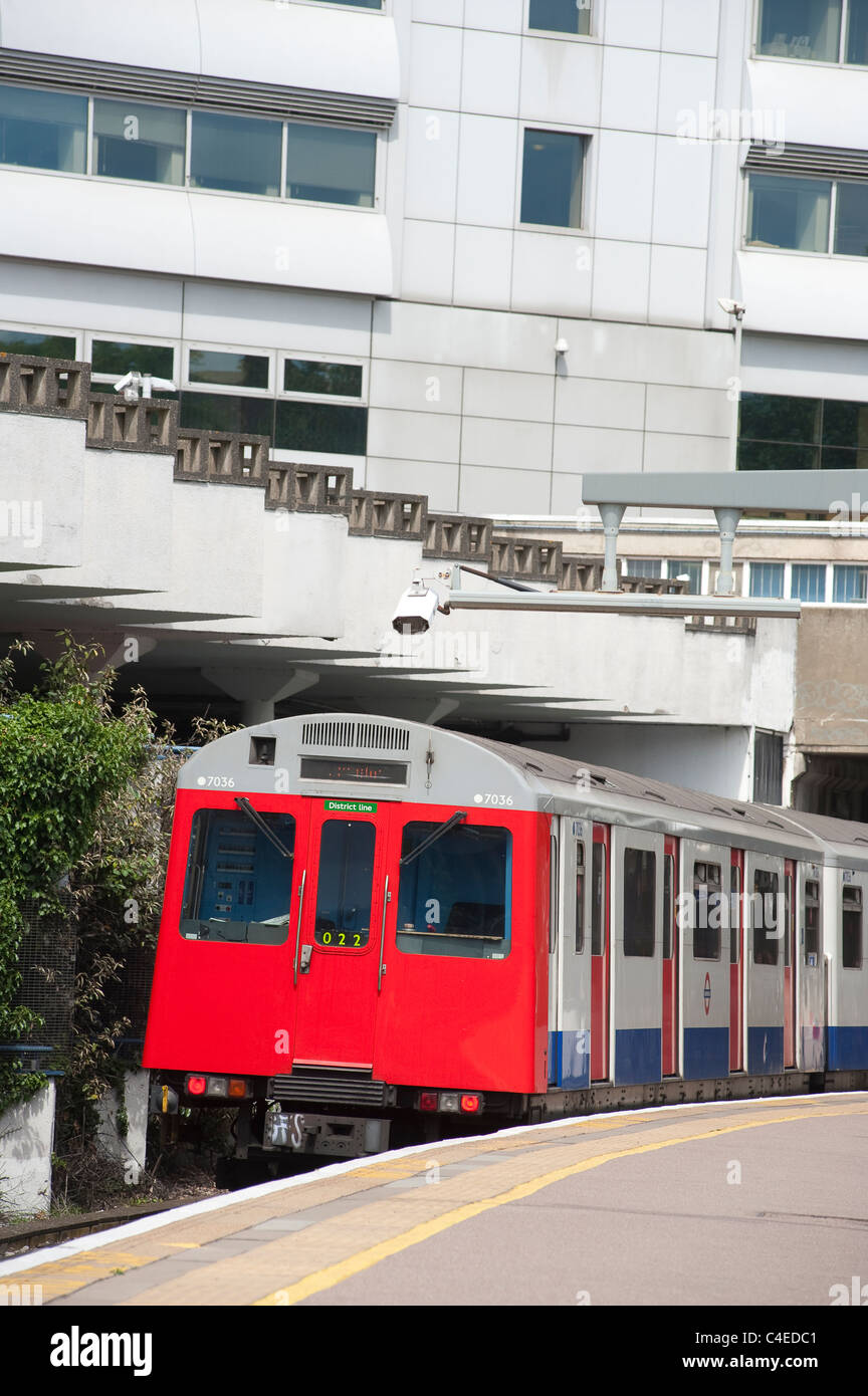 La metropolitana di Londra in attesa del treno in corrispondenza di una stazione di superficie sulla District Line, Londra. Foto Stock