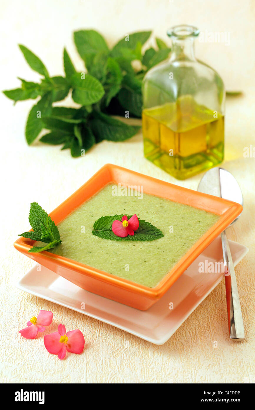 Il gazpacho di menta verde. Ricetta disponibile. Foto Stock