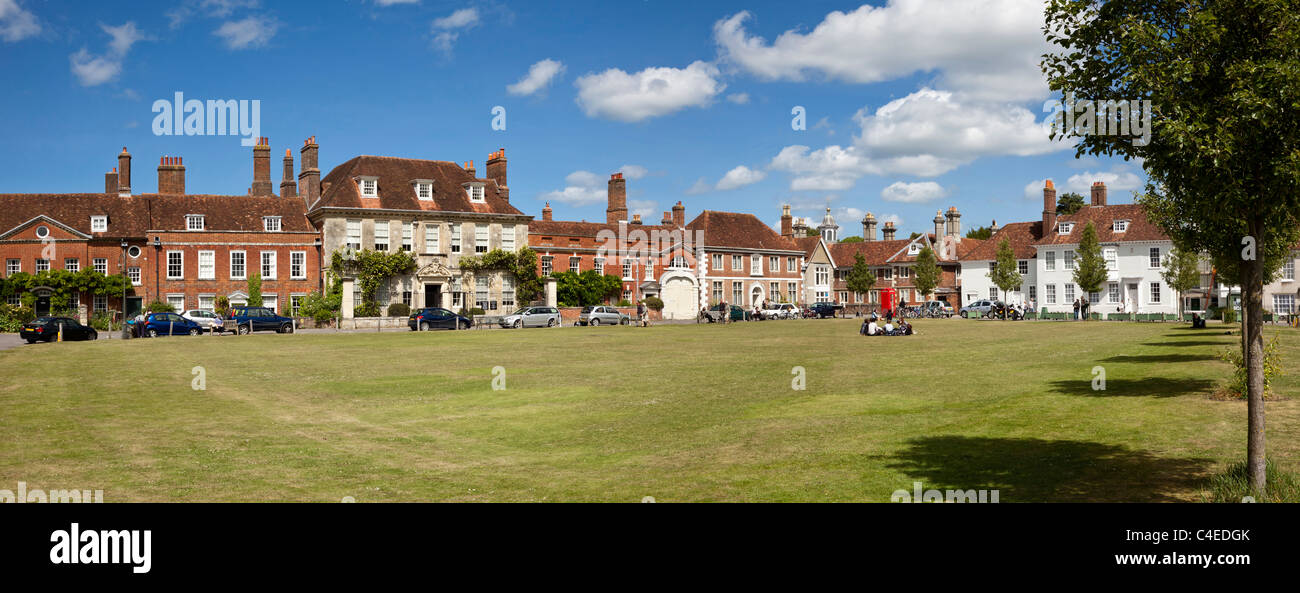 Il verde di un parco cittadino a coristi Square, Salisbury, Wiltshire, Inghilterra, Regno Unito Foto Stock