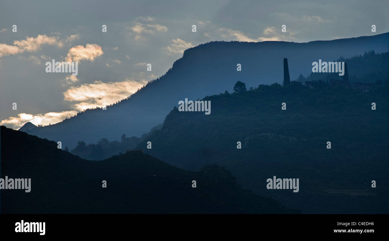 Il Tibetano torri di avvistamento, Danba, sul fiume Dadu, Sichuan, in Cina. Sotto la dinastia Qing ci sono stati più di 3000, ma ora 175 rimangono Foto Stock