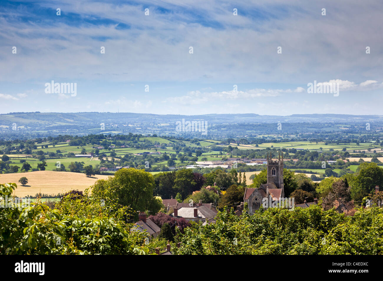 Dorset, Regno Unito, paesaggio - St James chiesa in Shaftesbury, Inghilterra, Regno Unito affacciato sulla splendida campagna inglese Foto Stock