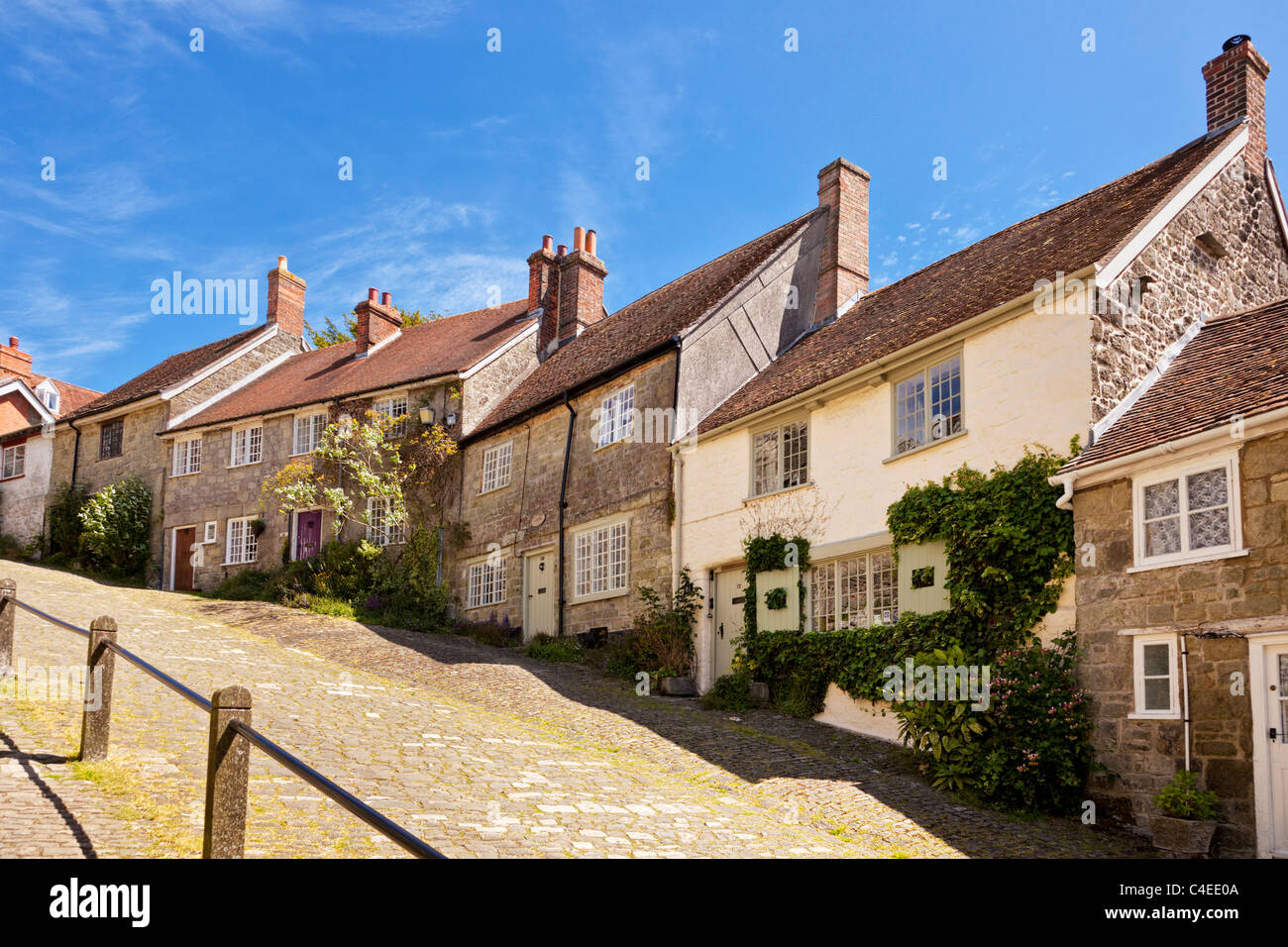 Inglese tradizionale con case sulla Collina d'oro, Shaftesbury, Dorset, England, Regno Unito - vista dal fondo della strada Foto Stock