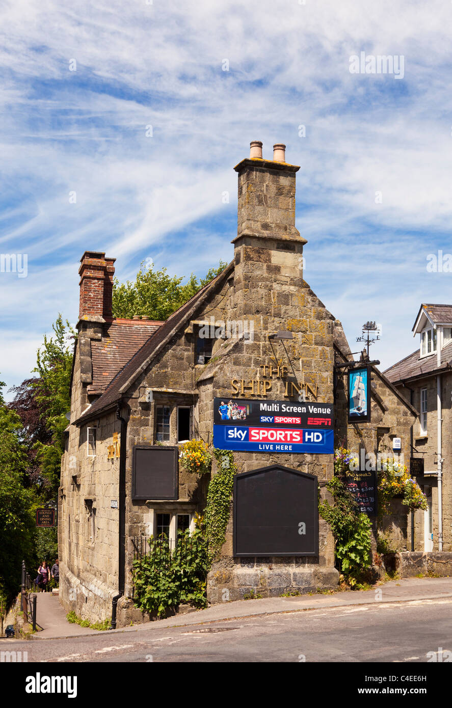 Regno Unito pub con Sky Sports banner promozionale sul lato, Dorset, Regno Unito Foto Stock