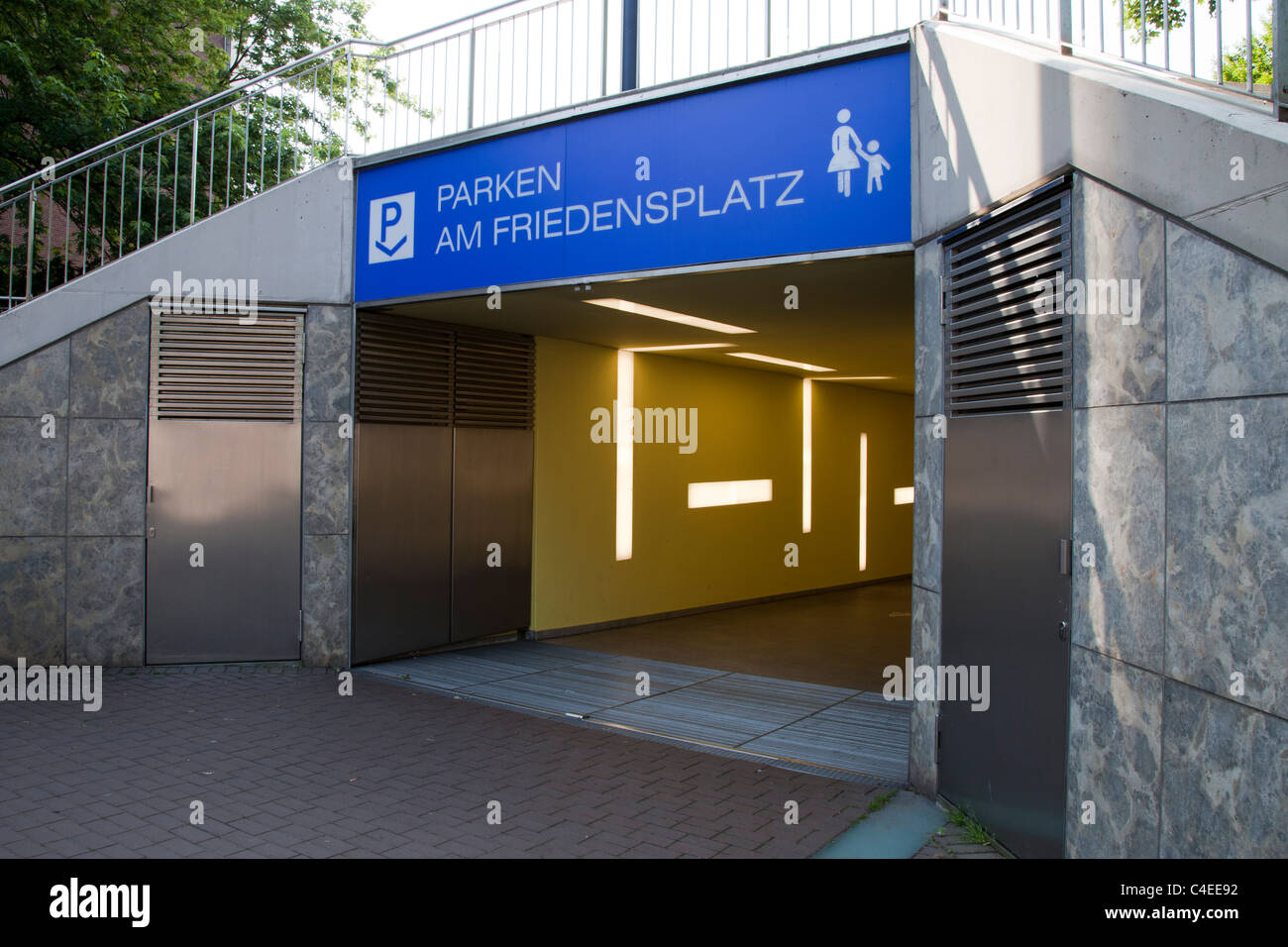 Parcheggio in Garage Foto Stock