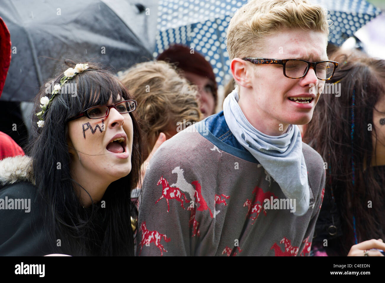 Vengono caricati nel parco. La pioggia battente non smorzare l'entusiasmo degli appassionati di musica su Clapham Common, Londra, domenica 12 giugno Foto Stock