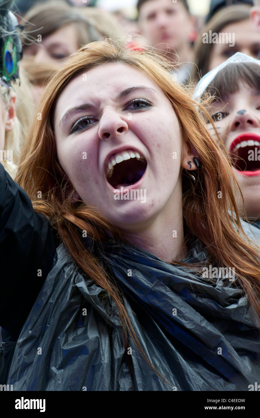 Vengono caricati nel parco. La pioggia battente non smorzare l'entusiasmo degli appassionati di musica su Clapham Common, Londra, domenica 12 giugno Foto Stock