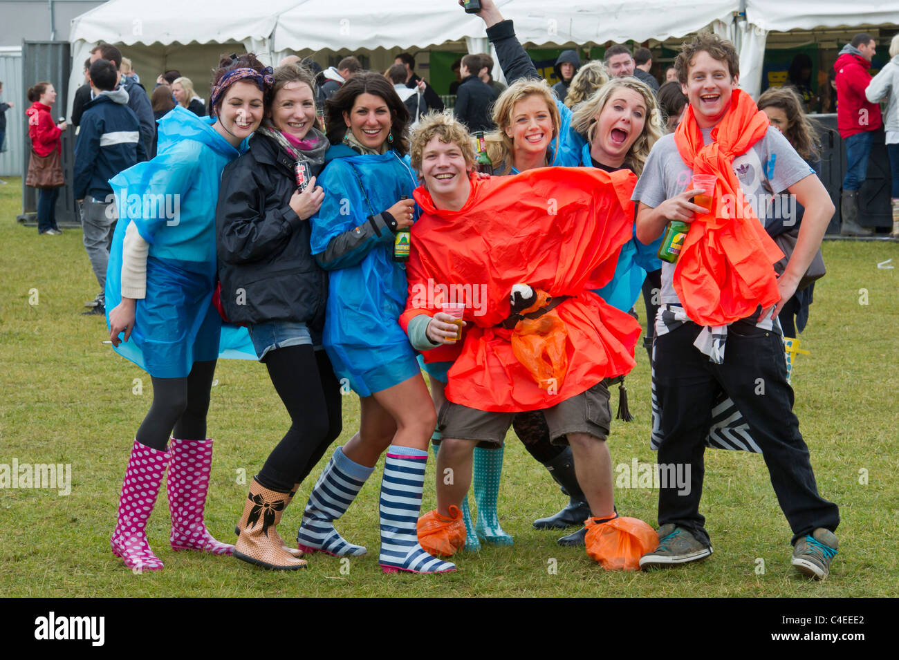 Vengono caricati nel parco. La pioggia battente non smorzare l'entusiasmo degli appassionati di musica su Clapham Common, Londra, domenica 12 giugno Foto Stock