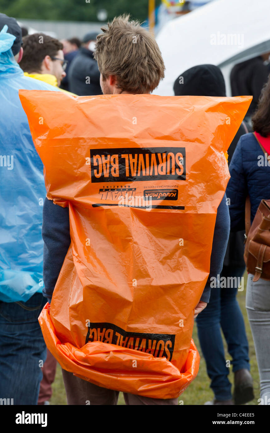 Vengono caricati nel parco. La pioggia battente non smorzare l'entusiasmo degli appassionati di musica su Clapham Common, Londra, domenica 12 giugno Foto Stock