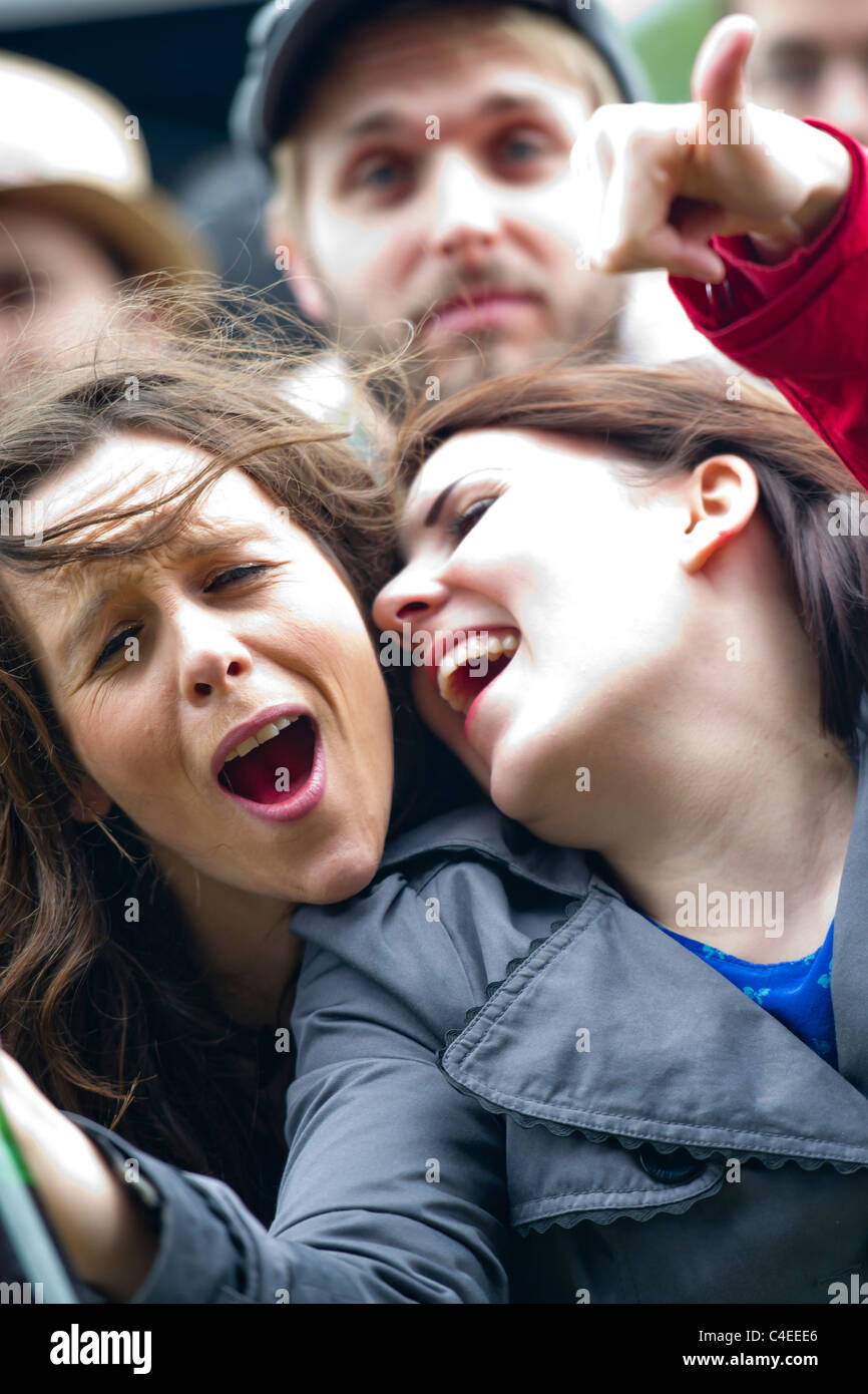 Vengono caricati nel parco. La pioggia battente non smorzare l'entusiasmo degli appassionati di musica su Clapham Common, Londra, domenica 12 giugno Foto Stock