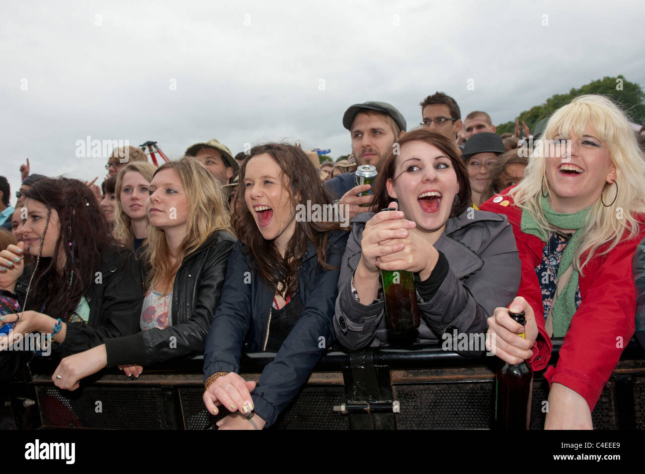 Vengono caricati nel parco. La pioggia battente non smorzare l'entusiasmo degli appassionati di musica su Clapham Common, Londra, domenica 12 giugno Foto Stock