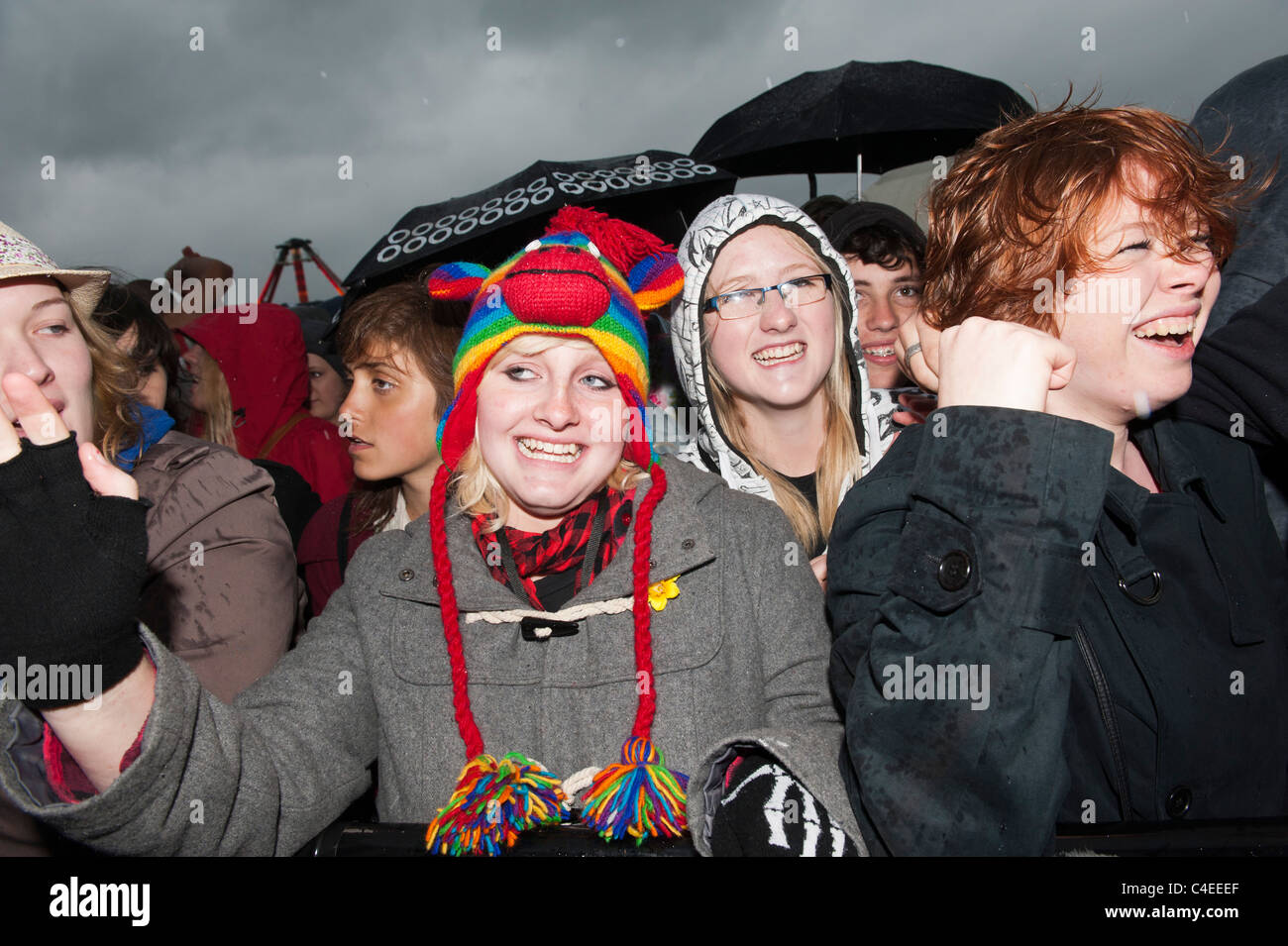 Vengono caricati nel parco. La pioggia battente non smorzare l'entusiasmo degli appassionati di musica su Clapham Common, Londra, domenica 12 giugno Foto Stock