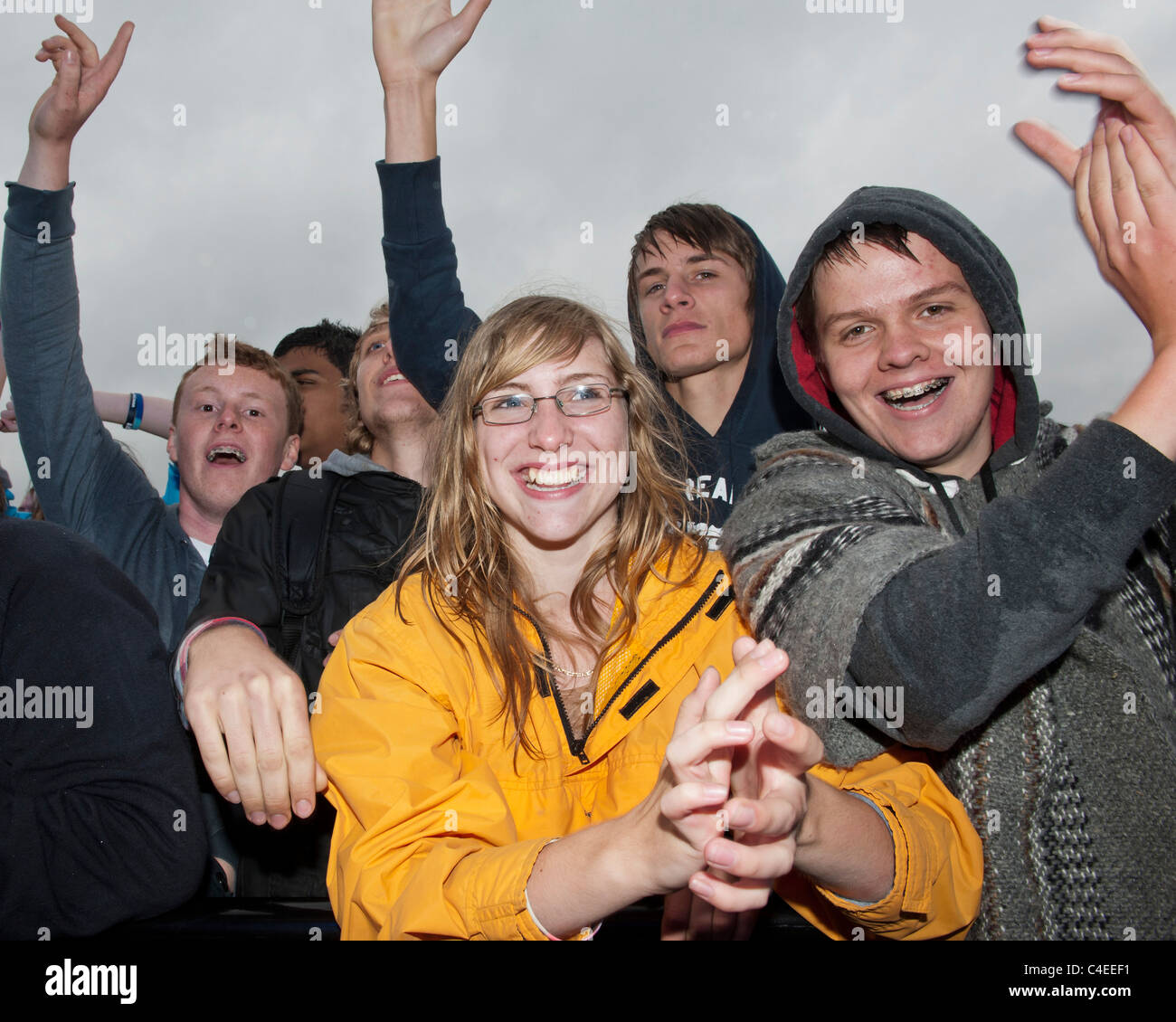 Vengono caricati nel parco. La pioggia battente non smorzare l'entusiasmo degli appassionati di musica su Clapham Common, Londra, domenica 12 giugno Foto Stock