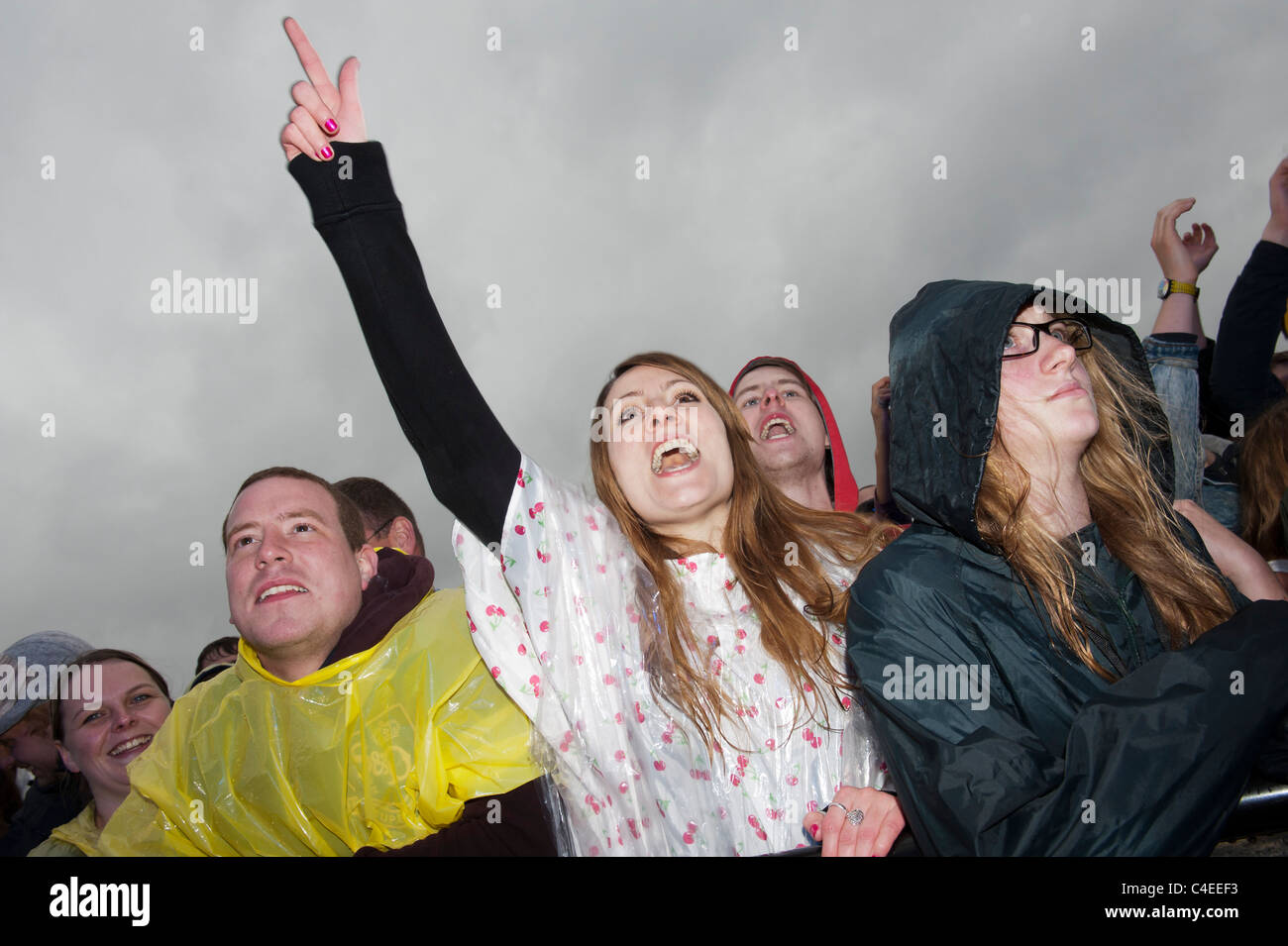 Vengono caricati nel parco. La pioggia battente non smorzare l'entusiasmo degli appassionati di musica su Clapham Common, Londra, domenica 12 giugno Foto Stock