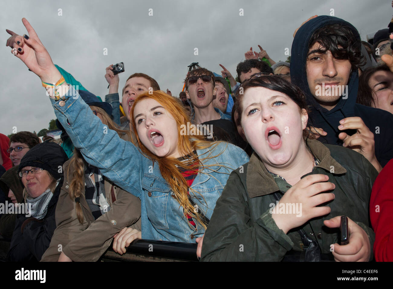 Vengono caricati nel parco. La pioggia battente non smorzare l'entusiasmo degli appassionati di musica su Clapham Common, Londra, domenica 12 giugno Foto Stock