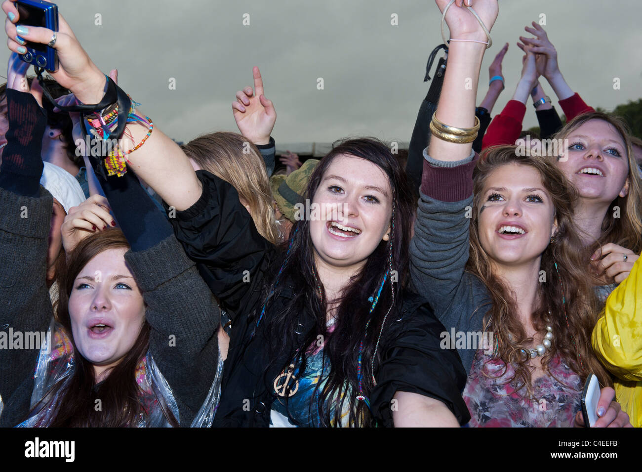 Vengono caricati nel parco. La pioggia battente non smorzare l'entusiasmo degli appassionati di musica su Clapham Common, Londra, domenica 12 giugno Foto Stock