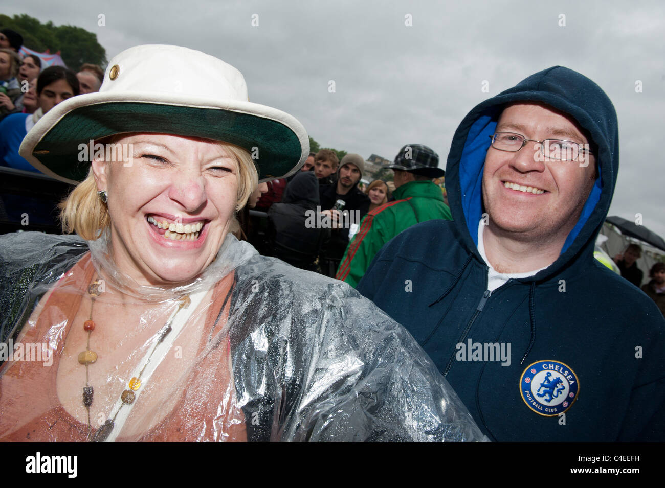 Vengono caricati nel parco. La pioggia battente non smorzare l'entusiasmo degli appassionati di musica su Clapham Common, Londra, domenica 12 giugno Foto Stock